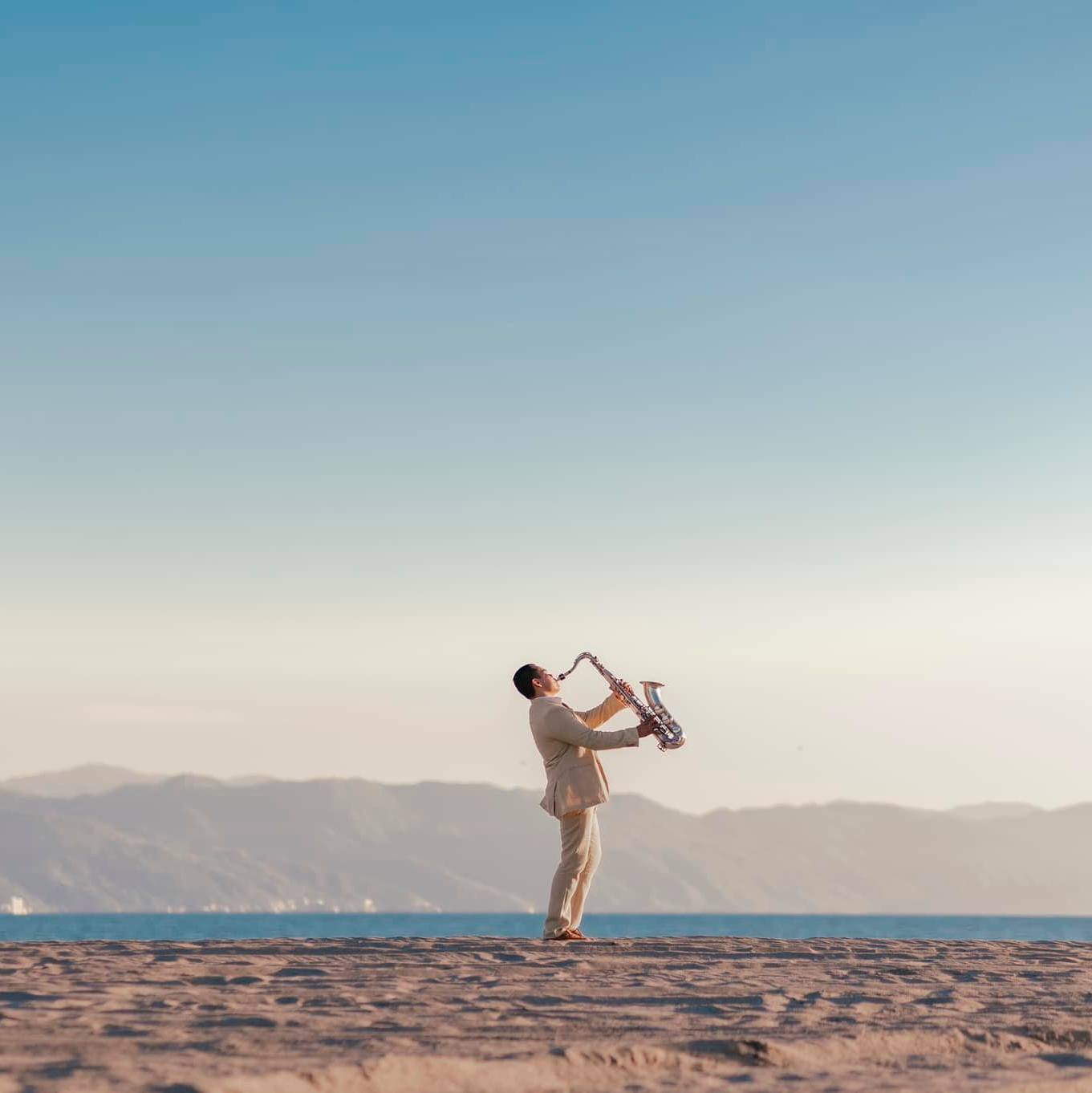 Saxofonista en coctel con vista al mar
