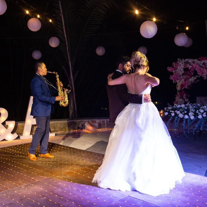 Saxofonista en jardín para evento