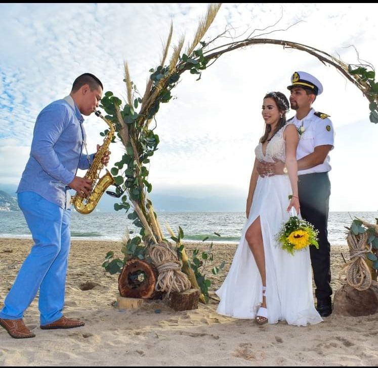 Saxofonista en evento frente al mar