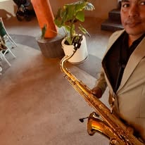 Saxofonista tocando en la playa