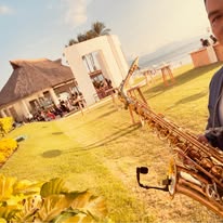 Boda en playa con saxofonista
